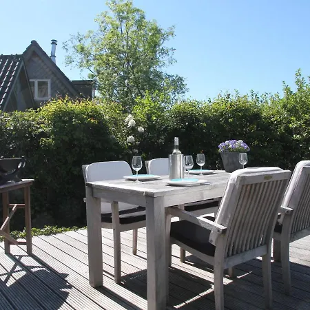 Scenic Lakeside Holiday In Kortenhoef